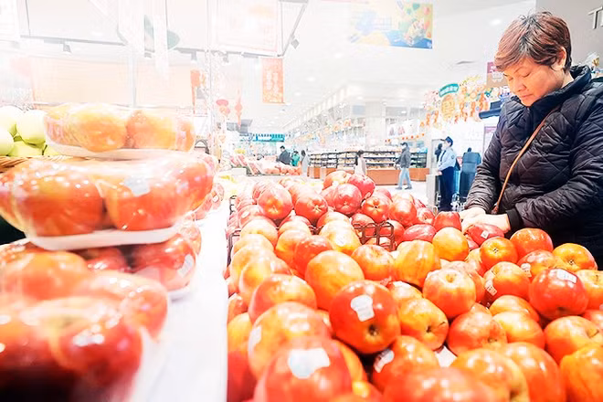 Khách chọn mua trái cây tại siêu thị Aeon Long Biên, Hà Nội. Ảnh: TRẦN VIỆT