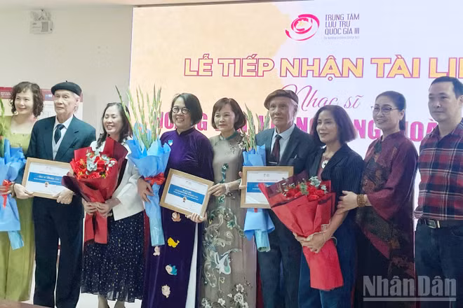 Các nhạc sĩ Hoàng Long, Hoàng Lân cùng gia đình, Tiến sĩ Lê Y Linh và Tiến sĩ Trần Việt Hoa tại buổi lễ trao tặng.