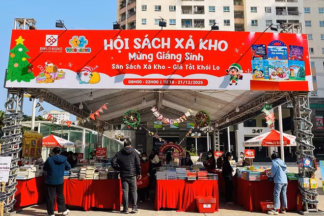 Hội sách xả kho của Đinh Tị Books.