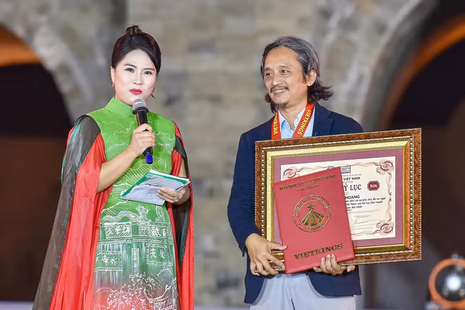 Họa sĩ Ngô Bá Hoàng nhận bằng công nhận kỷ lục. (Ảnh: NVCC)