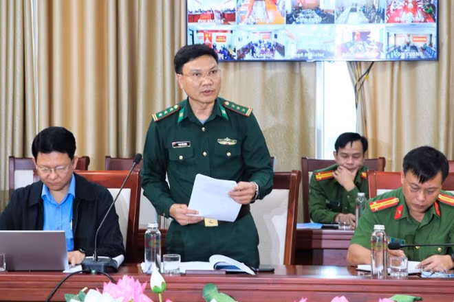 Đại diện Ban Chỉ huy Bộ đội Biên phòng tỉnh Nghệ An phát biểu tham luận tại hội nghị. 