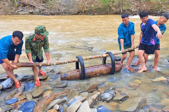 Quả bom có đường kính 30cm, dài 140cm, nặng khoảng 250kg. (Ảnh: TRỌNG KIÊN)