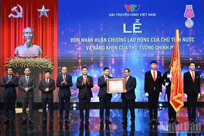 Thủ tướng Phạm Minh Chính trao Huân chương Lao động hạng Nhất cho VTV.