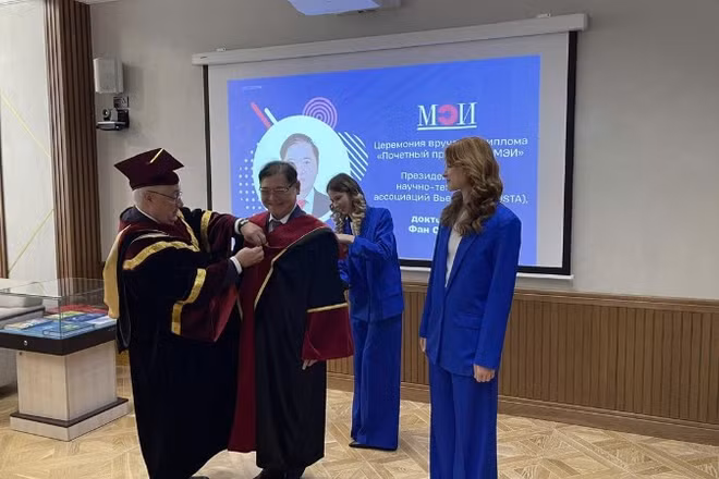 Tiến sĩ khoa học Phan Xuân Dũng nhận danh hiệu Giáo sư danh dự MPEI. 