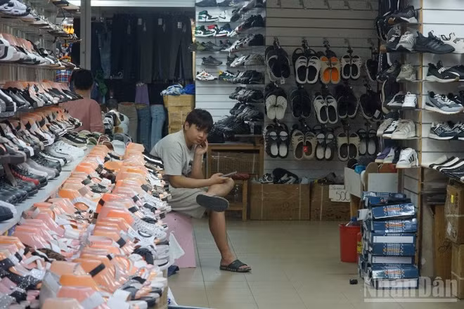 Gian hàng vắng khách tại chợ Ostuzheva 47 tại thành phố Voronezh, LB Nga. (Ảnh: THANH THỂ)