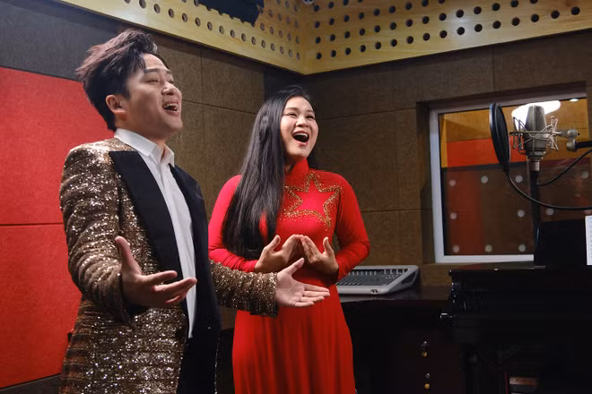 Ca sĩ Tùng Dương và Đào Tố Loan trong phòng thu cho MV. (Ảnh: NVCC)