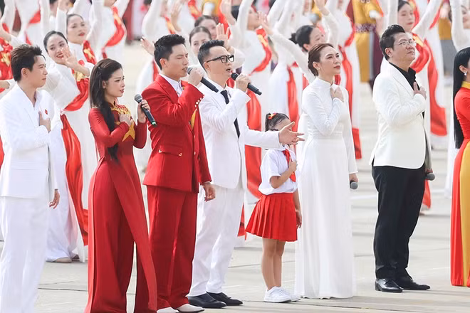 Ca sĩ Hoàng Bách (thứ 4 từ trái sang) tại tiết mục nghệ thuật trong lễ diễu binh, diễu hành mừng Quốc khánh 2/9. (Ảnh: NVCC)