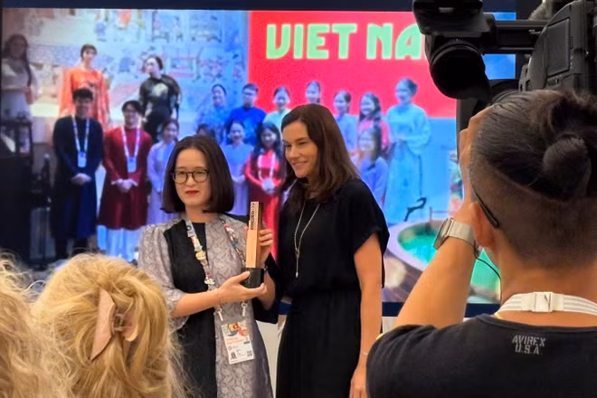 Giám đốc Nhà Triển lãm Việt Nam Đỗ Lan Phương đại diện nhận Giải Đồng hạng mục “Đội ngũ xuất sắc nhất”. (Ảnh: Cục Hợp tác quốc tế cung cấp)