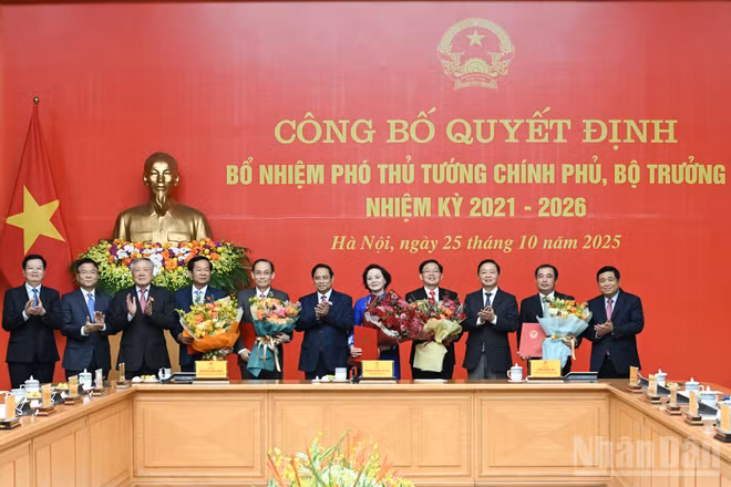 Thủ tướng Phạm Minh Chính, các Phó Thủ tướng Chính phủ tặng hoa chúc mừng các đồng chí Phó Thủ tướng Chính phủ, Bộ trưởng vừa được bổ nhiệm. (Ảnh: Trần Hải)