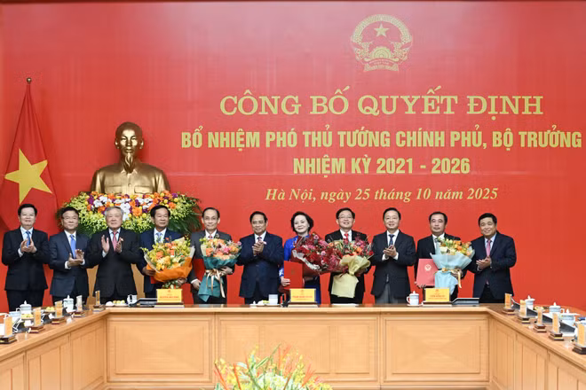 Đồng chí Phạm Minh Chính, Bí thư Đảng ủy Chính phủ, Thủ tướng Chính phủ trao quyết định bổ nhiệm Phó Thủ tướng Chính phủ, Bộ trưởng nhiệm kỳ 2021-2026.