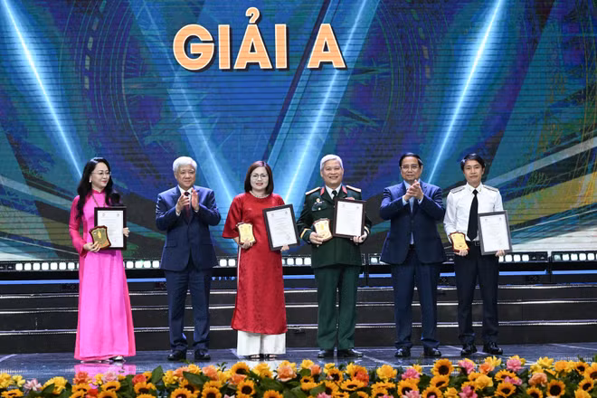 Thủ tướng Phạm Minh Chính và Chủ tịch Ủy ban Trung ương Mặt trận Tổ quốc Việt Nam Đỗ Văn Chiến trao Giải A tặng đại diện các tác giả, nhóm tác giả đoạt giải.