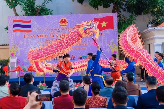 Đội tuyển Lân sư rồng trường IVS biểu diễn tại Lễ kỷ niệm 30 năm thành lập Tổng Lãnh sự quán Việt Nam tại Khon Kaen – Thái Lan. 