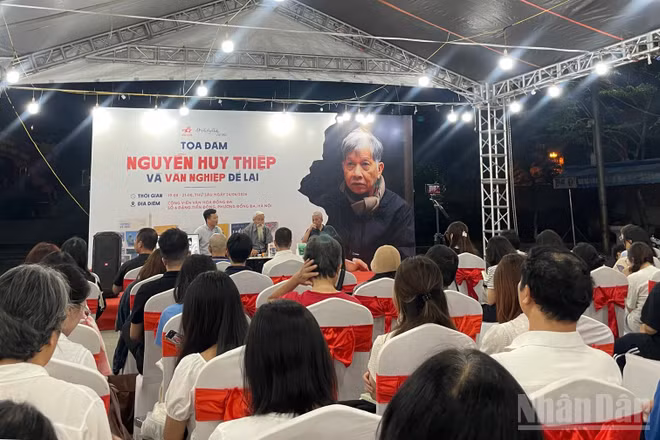 Đông đảo bạn đọc trẻ đến nghe những câu chuyện về nhà văn Nguyễn Huy Thiệp.