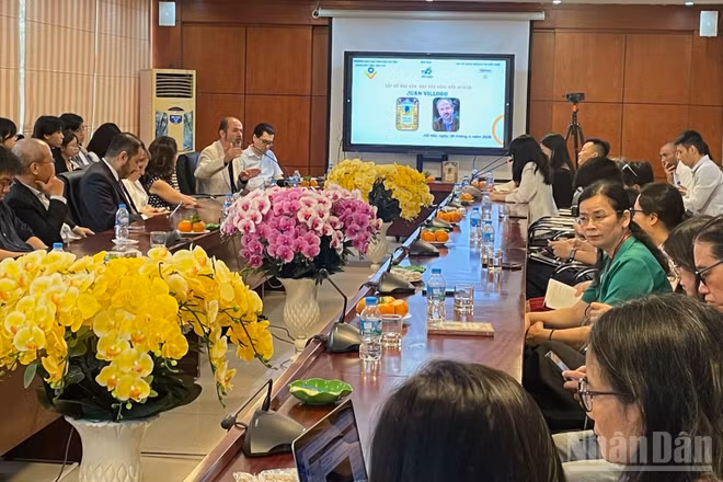 Juan Villoro tại buổi giao lưu tại Trường đại học Văn hóa Hà Nội.