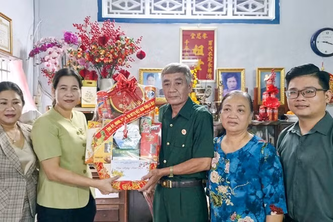 Đồng chí Tô Việt Thu, Thường vụ Tỉnh ủy Cà Mau, Bí thư Đảng ủy phường Bạc Liêu và đoàn công tác thăm, chúc Tết đồng chí Hoàng Minh Đức, bệnh binh, được trao tặng Huân chương Kháng chiến vẻ vang, hiện là Chi hội trưởng Cựu chiến binh.