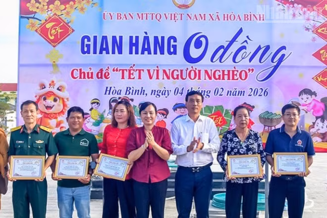 Lãnh đạo xã Hòa Bình, tỉnh Cà Mau tại buổi lễ trao quà "Tết vì người nghèo".