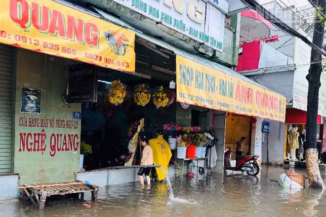 Nhiều hộ dân ở dọc tuyến đường Trần Phú (phường Bạc Liêu, tỉnh Cà Mau) bị trận mưa lớn trái mùa làm nước ngập sâu trong nhà, phải dùng máy bơm nước. (Ảnh: TRỌNG DUY)