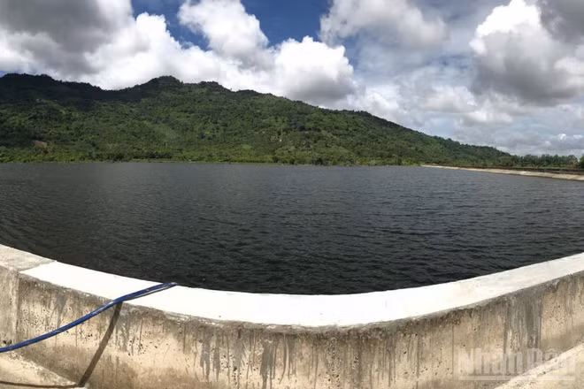 Hồ Núi Dài 2 phục vụ tưới tiêu cho 180 ha đất nông nghiệp, đất vườn.