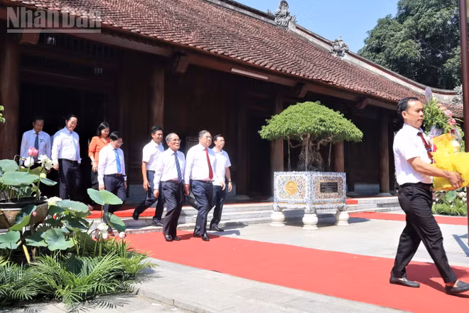 Đại diện lãnh đạo Trung ương, Nghệ An, Hà Tĩnh dâng lễ tưởng nhớ công lao vĩ đại của Chủ tịch Hồ Chí Minh.