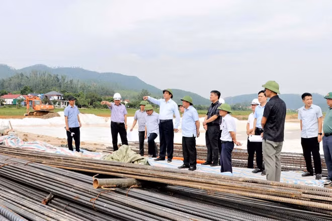Chủ tịch Ủy ban nhân dân tỉnh Nghệ An Võ Trọng Hải kiểm tra hiện trường tiến độ thực hiện Dự án vào chiều 16/9. (Ảnh: PQ)