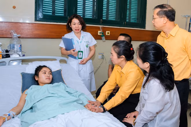 Đoàn công tác của Ủy ban Mặt trận Tổ quốc Việt Nam tỉnh Nghệ An thăm hỏi, trao hỗ trợ tới cô giáo Hoàng Thị Hiền. (Ảnh: MẶT TRẬN NGHỆ AN)