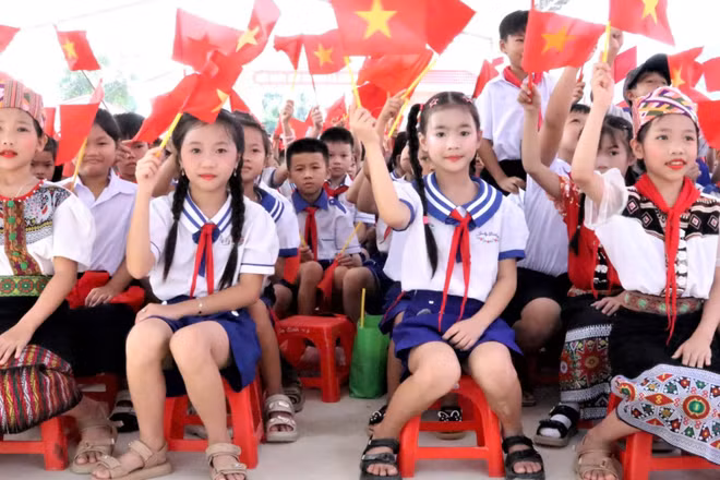 Học sinh Trường phổ thông nội trú tiểu học và trung học cơ sở xã Anh Sơn tại lễ khai giảng. (Ảnh: TTH)