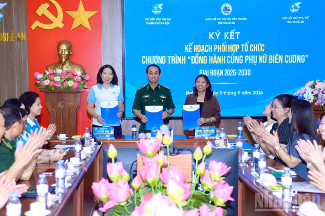 Các đơn vị ký kết biên bản phối hợp thực hiện chương trình. (Ảnh: TRUNG HIẾU)