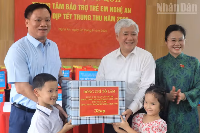 Đồng chí Đỗ Văn Chiến trao tặng quà của Tổng Bí thư, Chủ tịch nước Tô Lâm đến các cháu thiếu niên, nhi đồng.