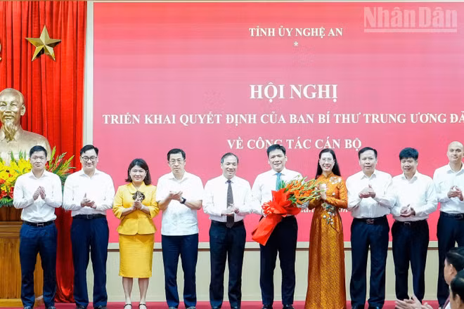 Lãnh đạo Ban Tổ chức Trung ương tặng hoa chúc mừng đồng chí Nguyễn Thanh Bình. 