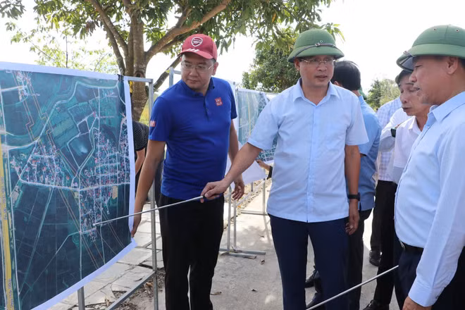 Lãnh đạo xã Hưng Nguyên báo cáo về công tác giải phóng mặt bằng dự án đường sắt tốc độ cao. (Ảnh: CTV)