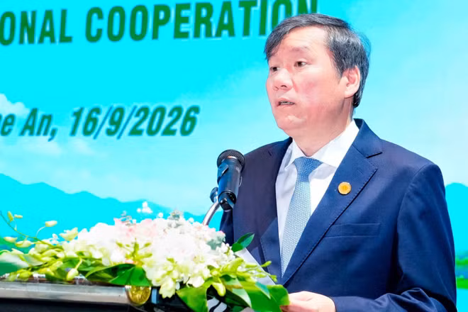 Giáo sư, Tiến sĩ Lê Văn Lợi, Ủy viên Trung ương Đảng, Phó Trưởng ban Chính sách và Chiến lược Trung ương, Phó Chủ tịch Hội đồng Lý luận Trung ương, Chủ tịch Viện Hàn lâm Khoa học xã hội Việt Nam phát biểu khai mạc hội thảo. (Ảnh: BP)