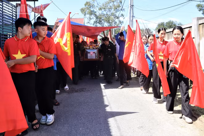 Chiều 26/9, đoàn xe chở hài cốt Liệt sĩ Nguyễn Văn Tuấn về tới nhà ở khối Nghi Hương 3, phường Cửa Lò.