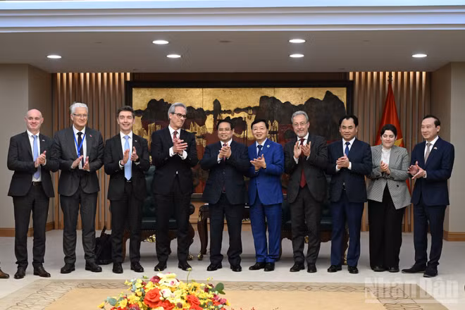 Thủ tướng Phạm Minh Chính và ông Fernando Andresen Guimaraes với các thành viên hai đoàn.