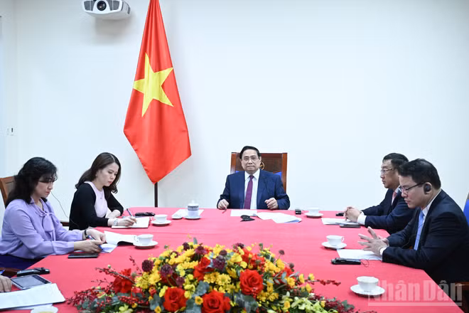 Thủ tướng Phạm Minh Chính điện đàm với Thủ tướng Algeria Sifi Ghrieb.