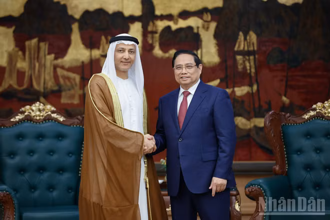 Thủ tướng Phạm Minh Chính và Đại sứ Các Tiểu Vương quốc Ả Rập Thống Nhất (UAE) Bader Almatrooshi.