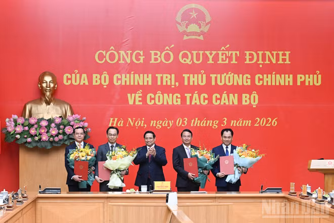 Thủ tướng Phạm Minh Chính trao quyết định, tặng hoa các đồng chí mới được bổ nhiệm.