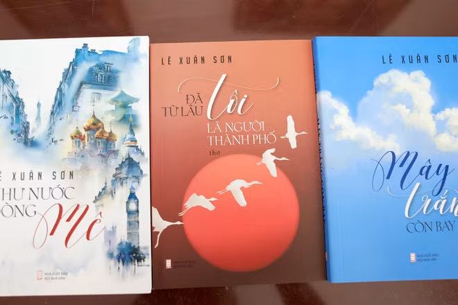 Bộ ba tác phẩm của nhà báo Lê Xuân Sơn. (Ảnh: NHƯ Ý)