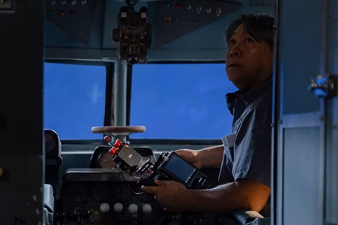 Đạo diễn Hàm Trần bên trong khoang máy bay mô hình để quay phim "Tử chiến trên không". (Ảnh: Galaxy Studio)