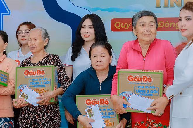 Thí sinh Hoa hậu Doanh nhân Châu Á 2025 tặng quà cho các gia đình khó khăn. (Ảnh: Ban tổ chức)