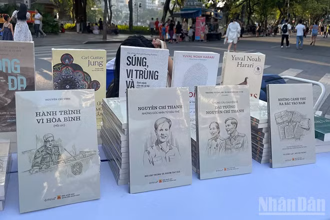 Bộ sách “Gia đình Tướng Thanh, Tướng Vịnh”.