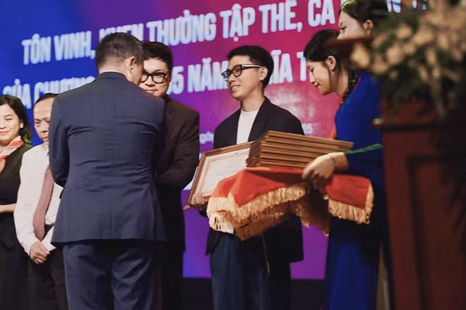 Đạo diễn trẻ Đồng Công Hiếu (người cầm bằng khen) tại buổi lễ. (Ảnh: Ban tổ chức)