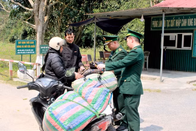 Lực lượng chức năng kiểm tra hàng hóa trước khi qua biên giới. (Ảnh: QA)