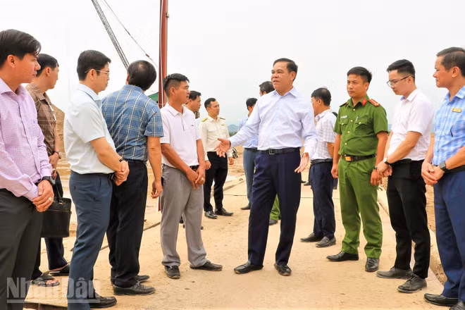 Chủ tịch Ủy ban nhân dân tỉnh Nghệ An Võ Trọng Hải kiểm tra hoạt động khai thác cát trên địa bàn xã Đại Đồng vào ngày 7/10. (Ảnh: Trung Hiếu)