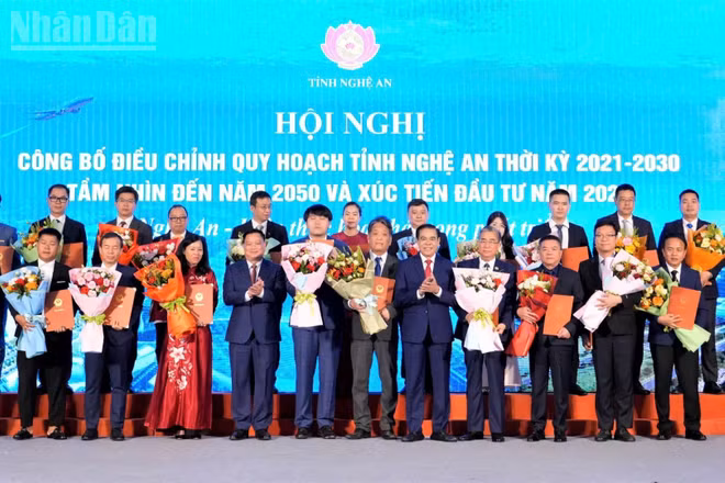 Lãnh đạo tỉnh Nghệ An trao Quyết định đầu tư, giấy chứng nhận đăng ký đầu tư và Biên bản ghi nhớ thỏa thuận hợp tác đầu tư đối với 25 dự án tiêu biểu tại hội nghị Công bố điều chỉnh quy hoạch và Xúc tiến đầu tư năm 2026.