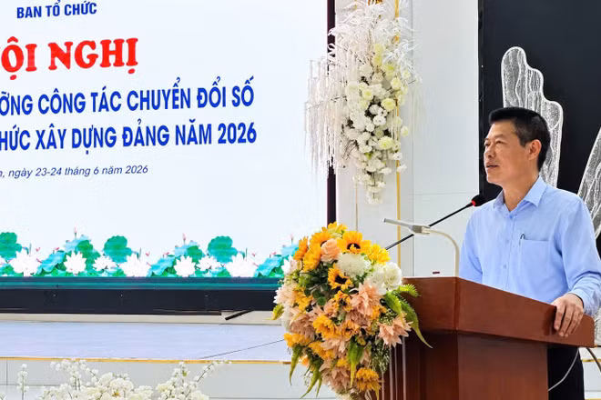 Đồng chí Lê Trường Giang, Phó Trưởng Ban Tổ chức Tỉnh ủy Nghệ An phát biểu tại Hội nghị tập huấn, bồi dưỡng công tác chuyển đổi số. (Ảnh: KL)