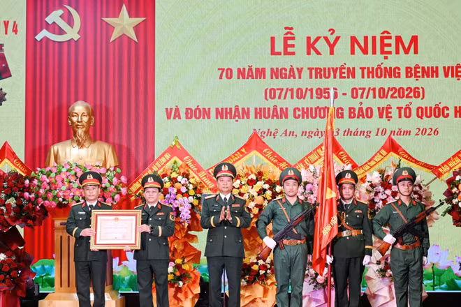Thừa ủy quyền của Chủ tịch nước, Trung tướng Hà Thọ Bình, Tư lệnh Quân khu 4 đã trao tặng Huân chương Bảo vệ Tổ quốc hạng Nhất cho Bệnh viện Quân y 4. (Ảnh: TTH)