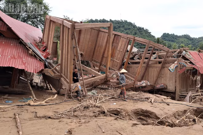 Khung cảnh bản Xiềng Tắm, xã Mỹ Lý gần như tan hoang do lũ quét xảy ra đêm 22/7/2025.