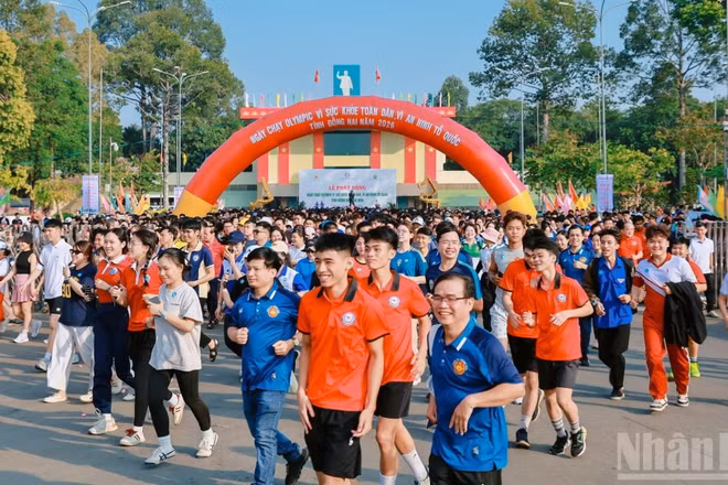 Đông đảo cán bộ, chiến sĩ và người dân tham gia hưởng ứng chạy bộ tại điểm Trung tâm Xúc tiến đầu tư thương mại và du lịch Đồng Nai.