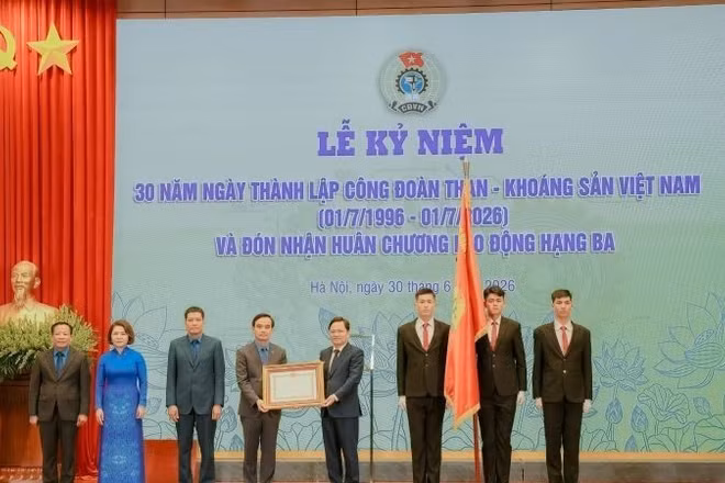 Công đoàn Than-Khoáng sản Việt Nam đón nhận Huân chương Lao động hạng Ba lần thứ 2.