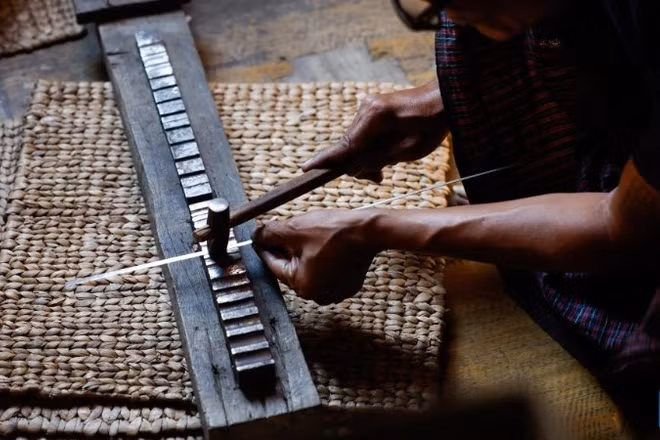 Thợ chế tác bạc tại xưởng ở thị trấn Nyaungshwe, bang Shan, Myanmar. (Ảnh: Xinhua) 